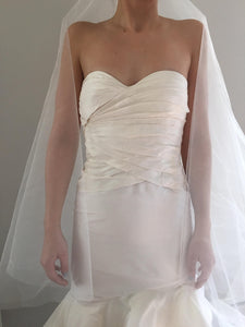 Oscar de la Renta '22n07' size 2 new wedding dress front view on bride