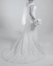 Load image into Gallery viewer, Lian Carlo &#39;5866&#39; size 8 used wedding dress side view on model
