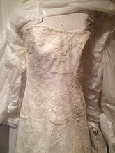 Load image into Gallery viewer, Monique Lhuillier &#39;Bliss&#39; - Monique Lhuillier - Nearly Newlywed Bridal Boutique - 6
