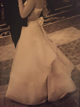 Load image into Gallery viewer, Vera Wang &#39;Strapless&#39; - Vera Wang - Nearly Newlywed Bridal Boutique - 3
