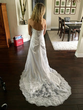 Load image into Gallery viewer, Essence of Australia &#39;FAEOA&#39; size 4 new wedding dress back view on bride
