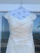 Load image into Gallery viewer, Carolina Herrera &#39;Andrea&#39; - Carolina Herrera - Nearly Newlywed Bridal Boutique - 7
