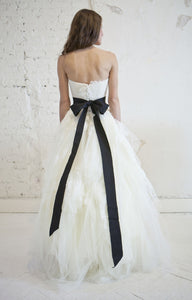 Vera Wang Chantilly Lace Eliza Wedding Dress - Nearly Newlywed Wedding Dress Shop - Nearly Newlywed Bridal Boutique - 2