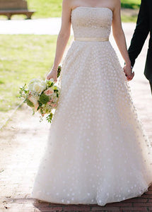 Oscar de la Renta '92E27' size 2 sample wedding dress front view on bride