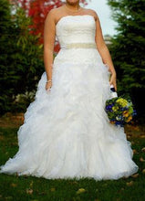 Load image into Gallery viewer, David&#39;s Bridal &#39;Monique Luo&#39; - David&#39;s Bridal - Nearly Newlywed Bridal Boutique - 4
