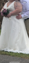 Load image into Gallery viewer, Southern Bridal  &#39;N/a&#39; wedding dress size-26 PREOWNED
