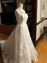 Load image into Gallery viewer, Lea Ann Belter &#39;Esperanza&#39; wedding dress size-06 NEW
