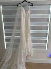 Load image into Gallery viewer, Essense of Australia &#39;D3249&#39; wedding dress size-02 PREOWNED
