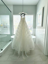 Load image into Gallery viewer, Monique Lhuillier &#39;Sugar&#39; wedding dress size-02 NEW
