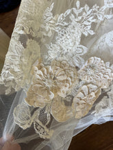 Load image into Gallery viewer, Vera Wang &#39;Bouquet&#39;
