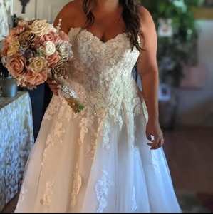 David's Bridal 'STYLE# V3902' wedding dress size-16W PREOWNED