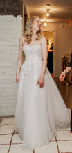 Load image into Gallery viewer, Essense of Australia &#39;D3787&#39; wedding dress size-04 PREOWNED
