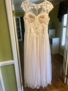David's Bridal 'Classic' wedding dress size-14 PREOWNED