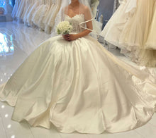 Load image into Gallery viewer, Winnie Couture &#39;SHERIDAN 8497&#39; wedding dress size-04 PREOWNED
