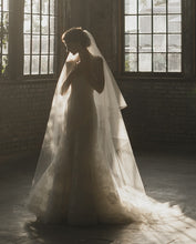 Load image into Gallery viewer, Vera Wang &#39;Leda LX&#39; wedding dress size-00 PREOWNED
