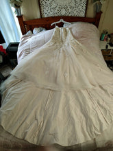 Load image into Gallery viewer, David&#39;s Bridal &#39;STYLE# V3902&#39; wedding dress size-16W PREOWNED
