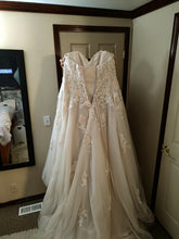 Load image into Gallery viewer, David&#39;s Bridal &#39;STYLE# V3902&#39; wedding dress size-16W PREOWNED
