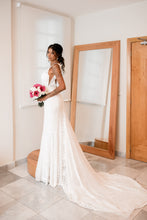 Load image into Gallery viewer, Grace Loves Lace &#39;Chleo&#39; wedding dress size-04 PREOWNED
