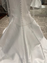 Load image into Gallery viewer, Stella York &#39;7099&#39; wedding dress size-04 NEW
