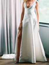 Load image into Gallery viewer, Monique Lhuillier &#39;BL20120 BBML&#39; wedding dress size-04 PREOWNED
