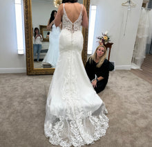 Load image into Gallery viewer, Essense of Australia &#39;D3339IVIIC28TMND3339&#39; wedding dress size-14 PREOWNED
