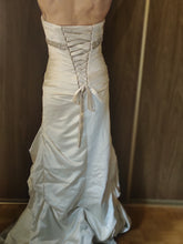 Load image into Gallery viewer, Essense of Australia &#39;D11291&#39; wedding dress size-08 PREOWNED
