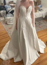 Load image into Gallery viewer, Lulu’s &#39;Beaded Ivory A-Line&#39; wedding dress size-04 NEW
