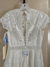 Load image into Gallery viewer, Davids Bridal &#39;Mock Neck Cap Sleeve&#39; wedding dress size-12 NEW

