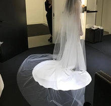 Load image into Gallery viewer, Vera Wang &#39;Jocelyn&#39; size 4 new wedding dress side view on bride
