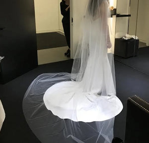 Vera Wang 'Jocelyn' size 4 new wedding dress side view on bride