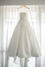 Load image into Gallery viewer, Vera Wang &#39;Marie&#39; size 0 used wedding dress front view on hanger
