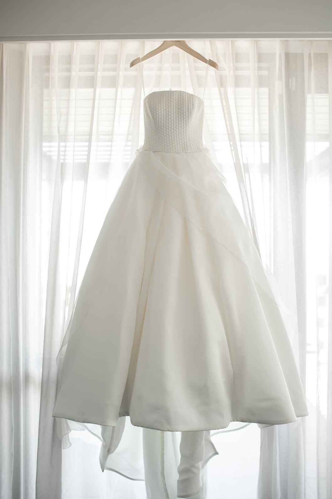 Vera Wang 'Marie' size 0 used wedding dress front view on hanger
