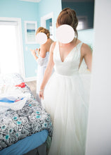 Load image into Gallery viewer, Sarah Seven &#39;Lorelei&#39; wedding dress size-04 PREOWNED
