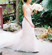 Load image into Gallery viewer, Inbal Dror &#39;BR-16-08&#39; size 0 used wedding dress side view on bride
