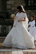 Load image into Gallery viewer, Vera Wang &#39;Emily&#39; wedding dress size-06 PREOWNED
