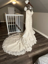 Load image into Gallery viewer, Allure Bridals &#39;9358&#39; wedding dress size-06 PREOWNED
