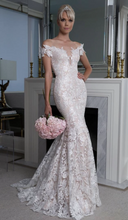 Load image into Gallery viewer, Romona Keveza &#39;Legends&#39; size 8 new wedding dress front view on model
