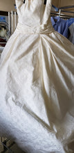 Load image into Gallery viewer, Carolina Herrera &#39;unknown&#39; wedding dress size-08 PREOWNED
