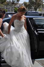 Load image into Gallery viewer, David&#39;s Bridal &#39;Princess Gown&#39; wedding dress size-08 PREOWNED

