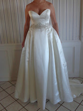 Load image into Gallery viewer, Casablanca Style 2073G - Casablanca - Nearly Newlywed Bridal Boutique - 4

