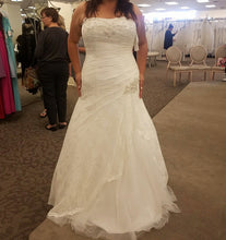 Load image into Gallery viewer, David&#39;s Bridal &#39;Lace&#39; size 14 new wedding dress front view on bride
