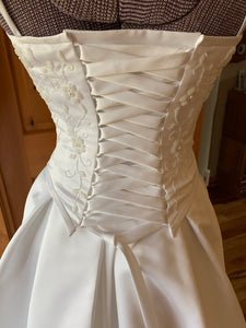 Romanza 'Unknown ' wedding dress size-06 NEW