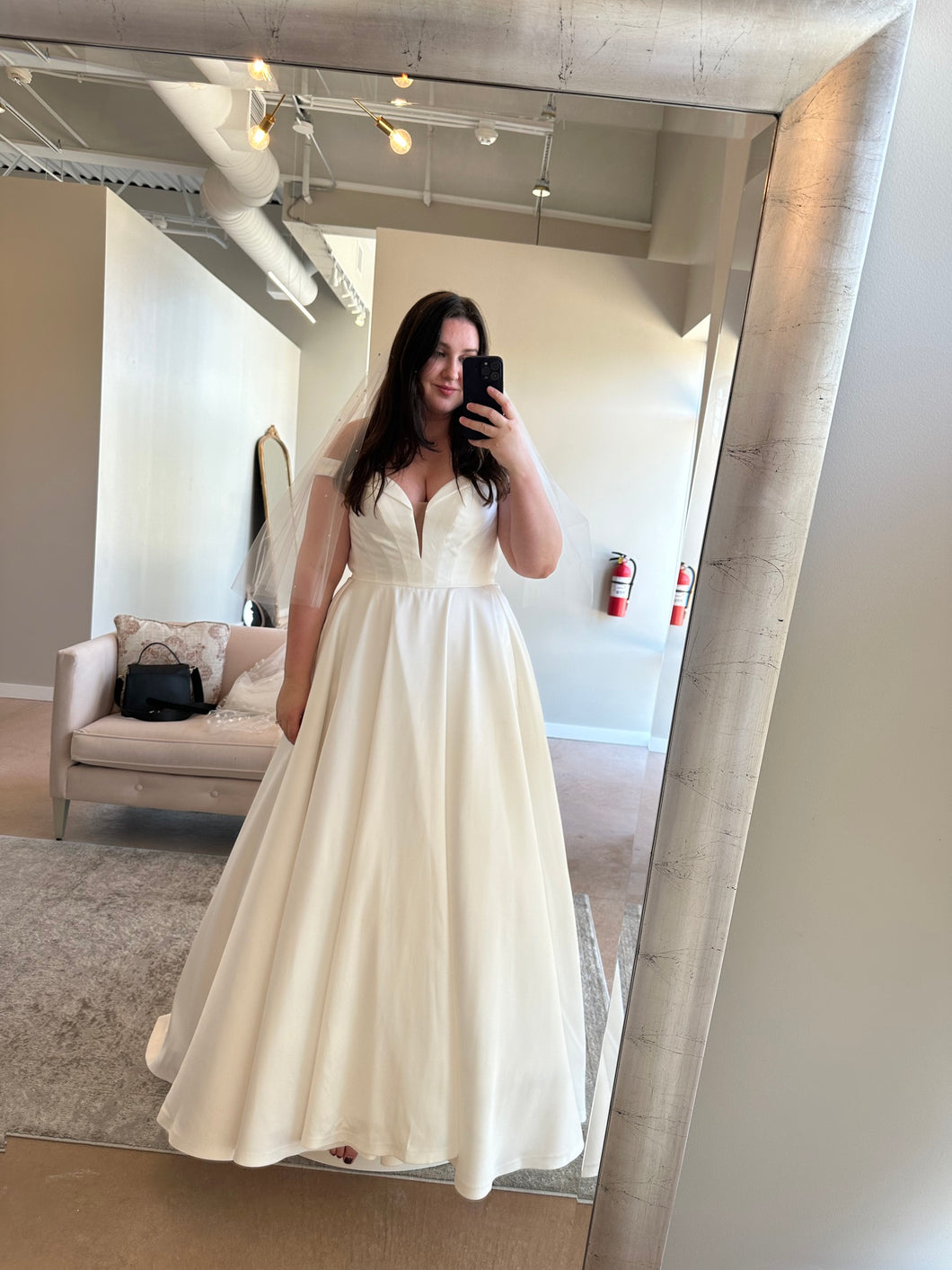 Allure Bridals 'Monaco' wedding dress size-16 PREOWNED