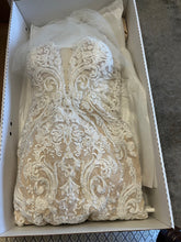 Load image into Gallery viewer, Martina Liana &#39;1078&#39; wedding dress size-16 PREOWNED
