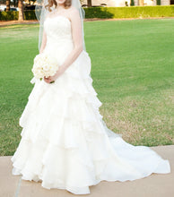 Load image into Gallery viewer, Jim Hjelm &#39;Semi Sweetheart&#39; size 6 used wedding dress side view on bride
