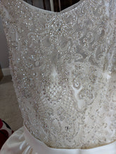 Load image into Gallery viewer, Allure &#39;9152&#39; size 8 new wedding dress front view close up
