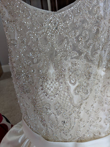 Allure '9152' size 8 new wedding dress front view close up