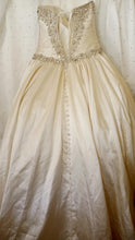 Load image into Gallery viewer, Allure &#39;C240&#39; wedding dress size-10 PREOWNED
