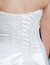 Load image into Gallery viewer, Alfred Angelo &#39;1136&#39; size 8 used wedding dress back view close up on bride
