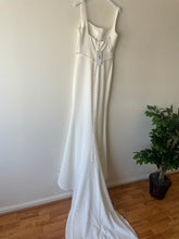 Load image into Gallery viewer, Allure Bridals &#39;9810&#39; wedding dress size-06 NEW
